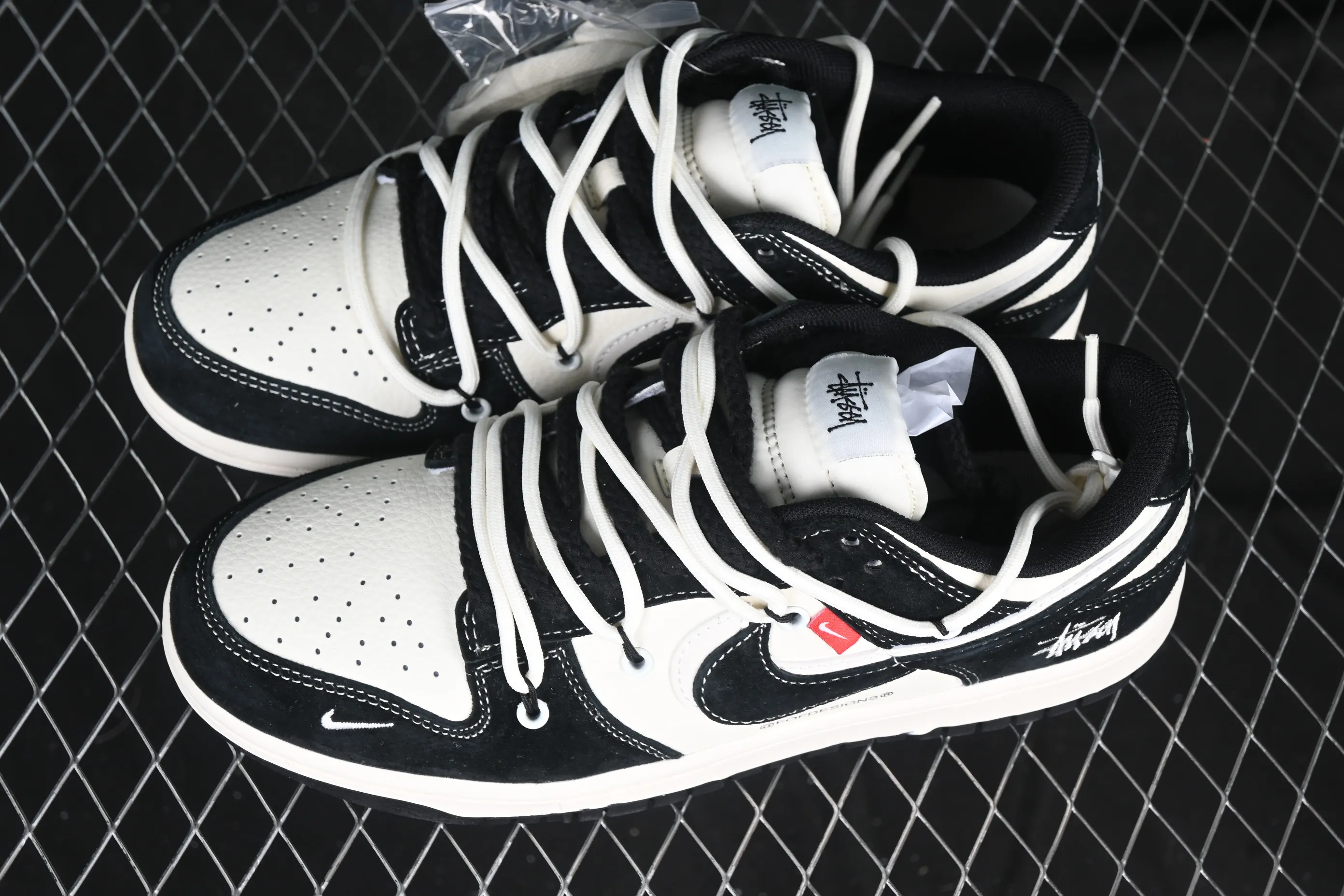 All categories Nk SB Dunk Series Nk SB Dunk Low High-end customized low-top sneakers Nk SB Dunk Low Stussy co-branded strap embroidered black hook Anniversary high-end customized low-top casual sneakers YX5066-241